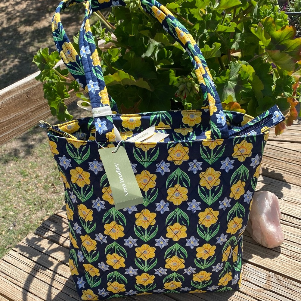 NWT VERA BRADLEY Sm. Original Zip Tote Inside/outside zip pockets. Zip closure - Picture 3 of 8